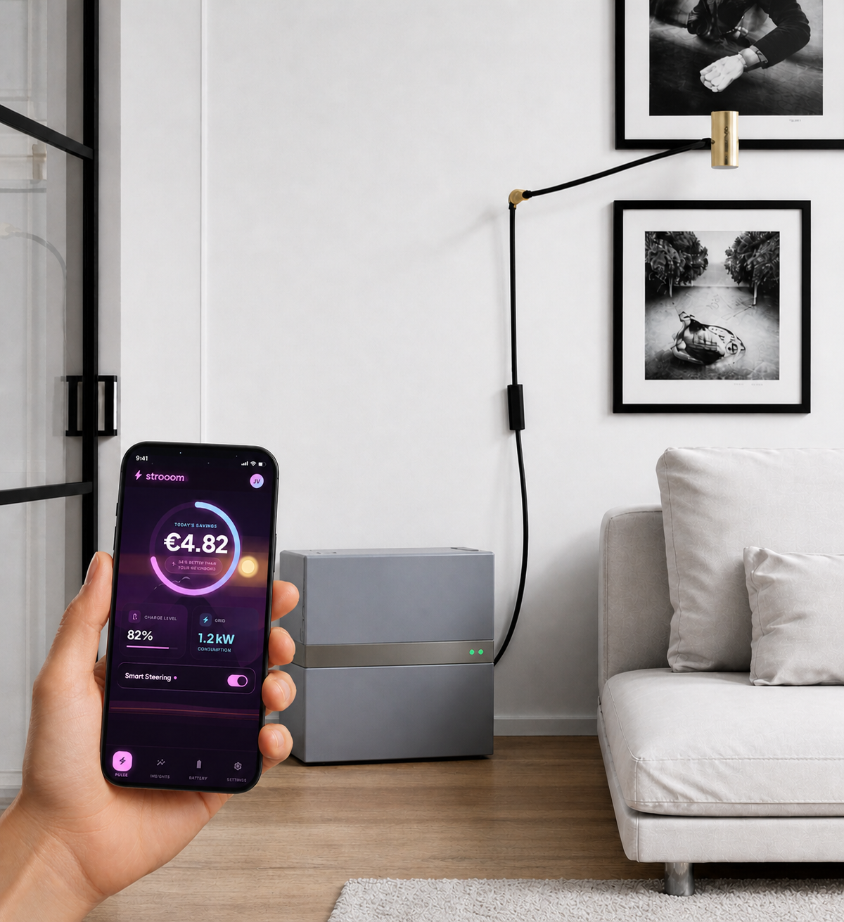 Stekkerbatterij in een Nederlandse woonkamer, aangestuurd via de Strooom.ai-app op een telefoon